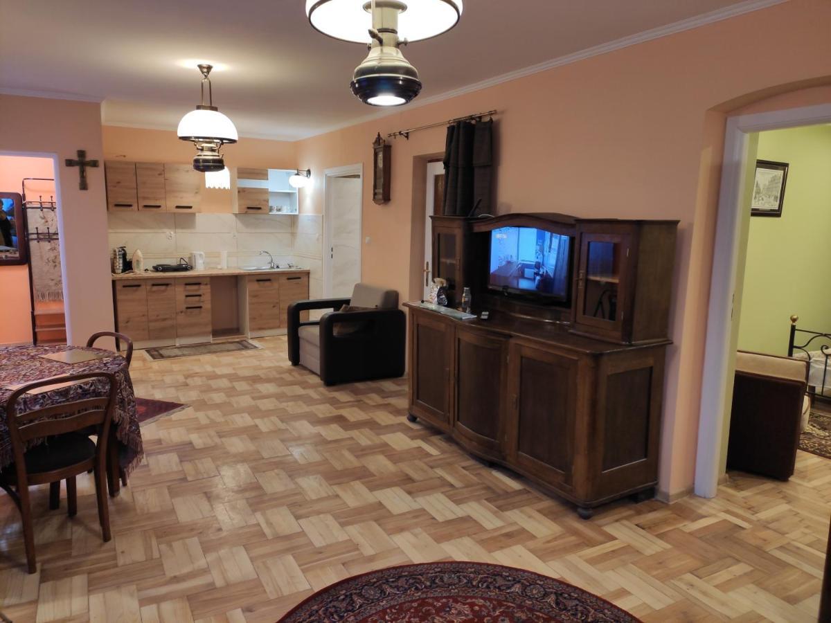 Dom Pod Zegarem Apartment Przemysl Bagian luar foto